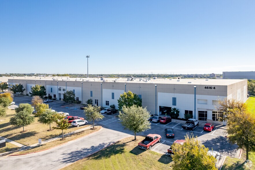 4616 W Howard Ln, Austin, TX à louer - Photo de l’immeuble – Image 2 sur 4
