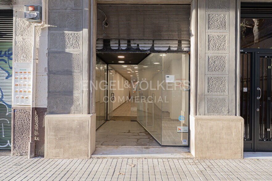 Immeuble residentiel dans Barcelone, Barcelona à vendre - Photo de l’immeuble – Image 2 sur 6