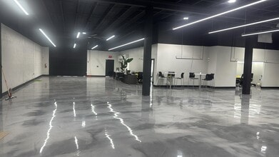 36 XX NW 76 Ave, Miami, FL à louer Photo intérieure– Image 2 sur 18