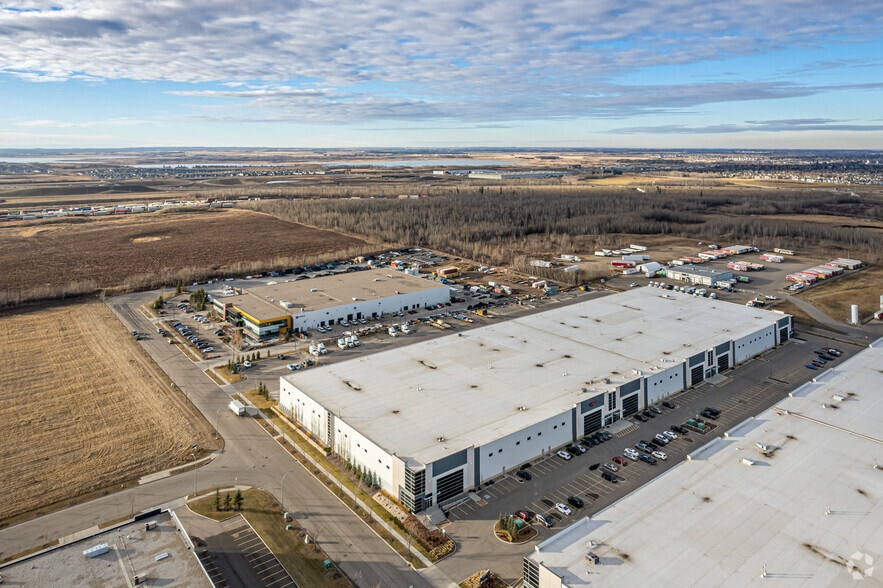 17424 129 Av NW, Edmonton, AB à louer - Aérien – Image 2 sur 4