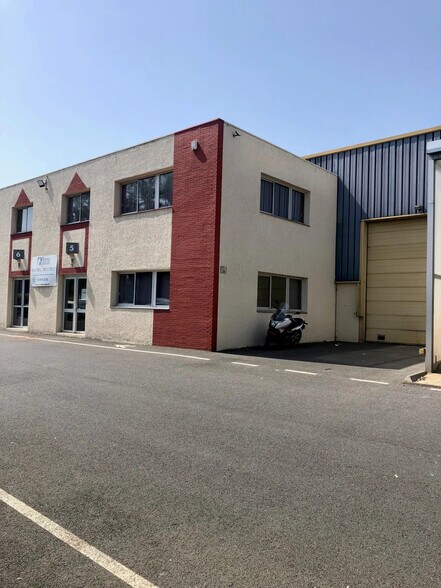 Local d’activités dans Bezons à louer - Photo de l’immeuble – Image 2 sur 3