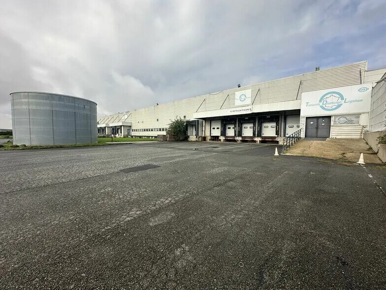 Local d’activités dans Louvres à louer - Photo de l’immeuble – Image 2 sur 7