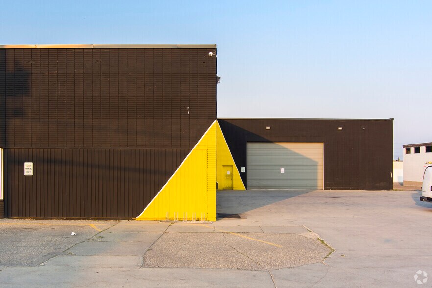 4030 8th St SE, Calgary, AB à louer - Photo de l’immeuble – Image 2 sur 13