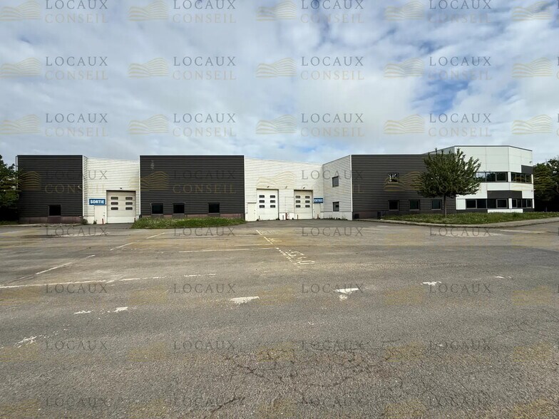 Local d’activités dans Montigny-le-Bretonneux à louer - Photo de l’immeuble – Image 1 sur 12