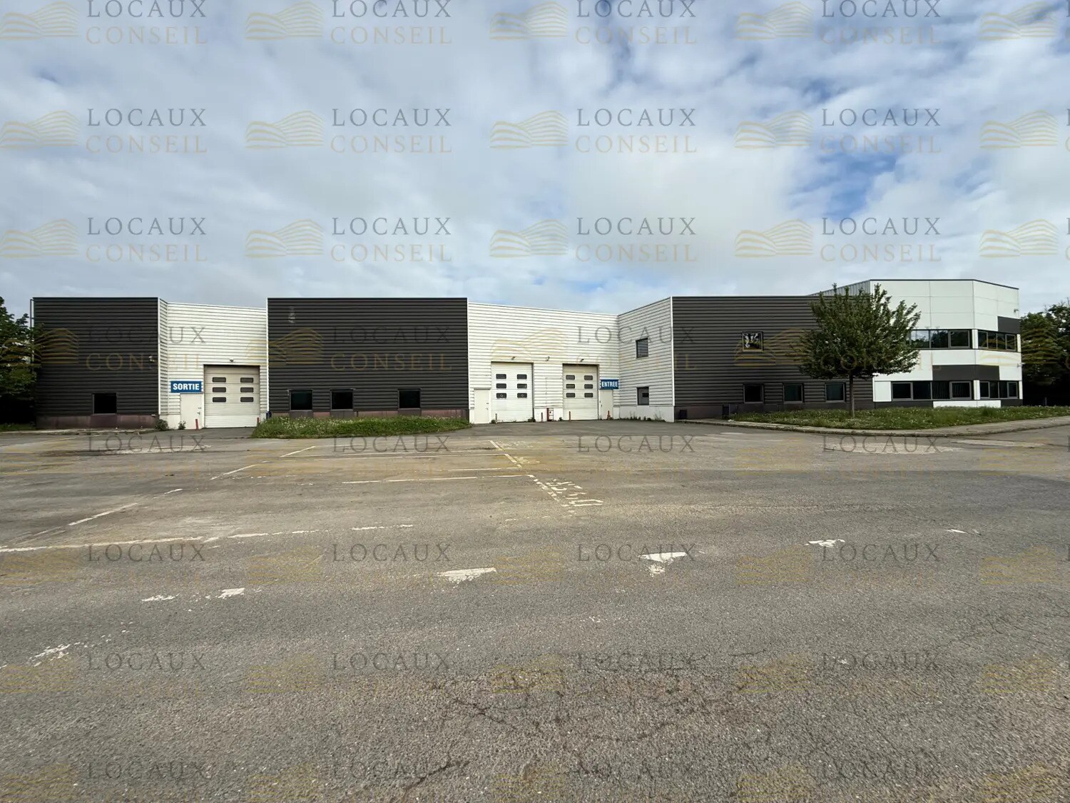 Local d’activités dans Montigny-le-Bretonneux à louer Photo de l’immeuble– Image 1 sur 13