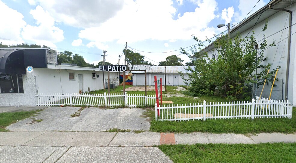 4236 W Waters, Tampa, FL à louer - Photo de l’immeuble – Image 2 sur 3
