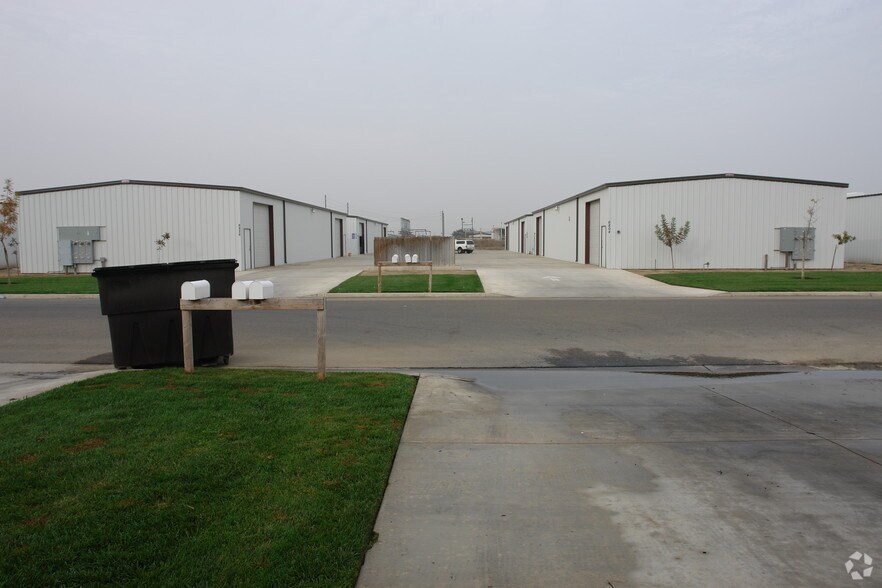 6826 W Pershing Ave, Visalia, CA à louer - Photo de l’immeuble – Image 2 sur 2