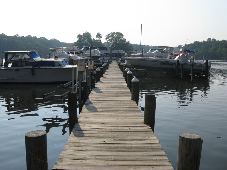 7813 Leymar Rd, Glen Burnie, MD à vendre - Photo principale – Image 2 sur 36