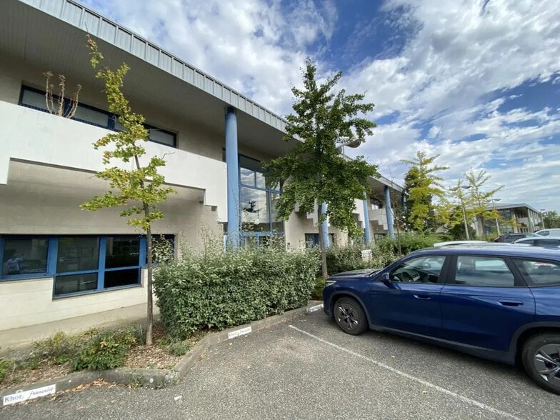 15 Allée Des Ginkgos, Bron à louer - Photo de l’immeuble – Image 2 sur 3