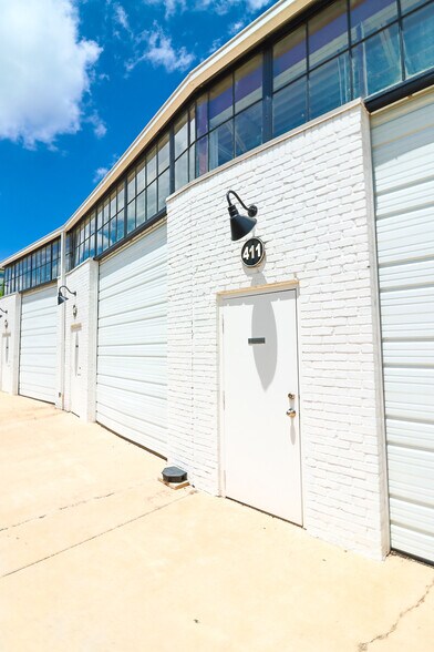 6115 Denton Dr, Dallas, TX à louer - Photo de l’immeuble – Image 2 sur 5