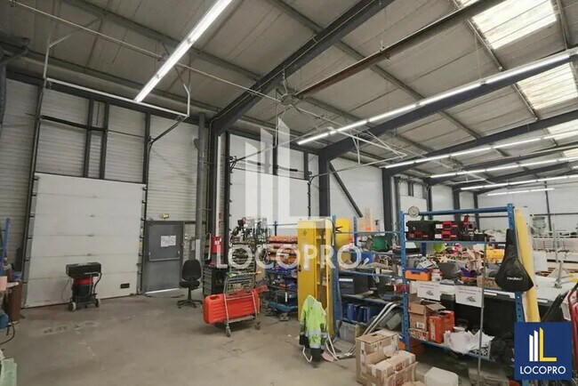 Plus de détails pour Local d'activités à louer