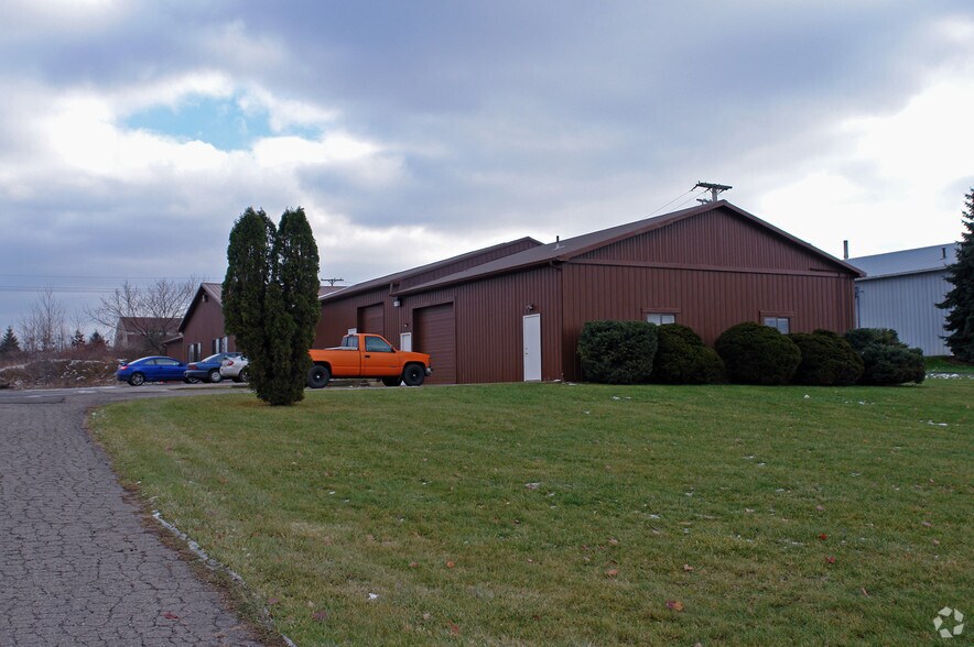 1321-1325 Grand Oaks Dr, Howell, MI à louer - Photo de l’immeuble – Image 1 sur 9