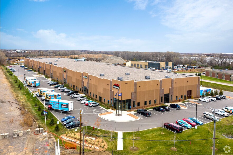 8201 Brooklyn Blvd, Brooklyn Park, MN à louer - Photo de l’immeuble – Image 1 sur 14