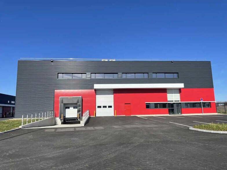 Local d’activités dans Heyrieux à louer - Photo de l’immeuble – Image 1 sur 7