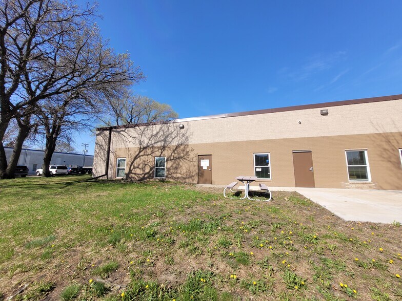 7830 Main St NE, Fridley, MN à louer - Photo de l’immeuble – Image 3 sur 12
