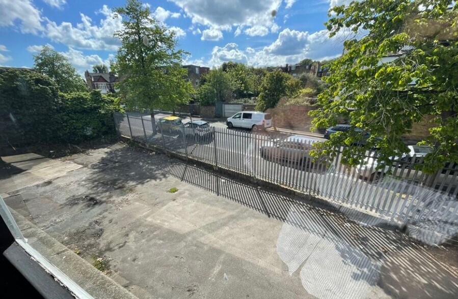 212 Durnsford Rd, Londres à louer - Photo de l’immeuble – Image 3 sur 3