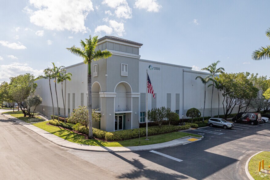 12600 NW 25th St, Miami, FL à louer - Photo de l’immeuble – Image 3 sur 6