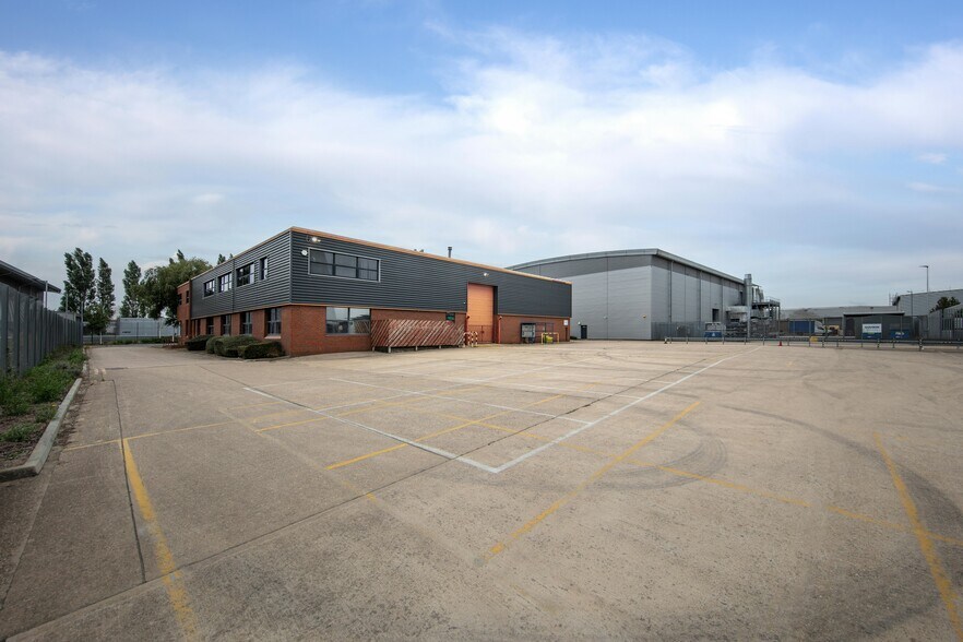 706-707 Stirling Rd, Slough à louer - Photo de l’immeuble – Image 2 sur 36