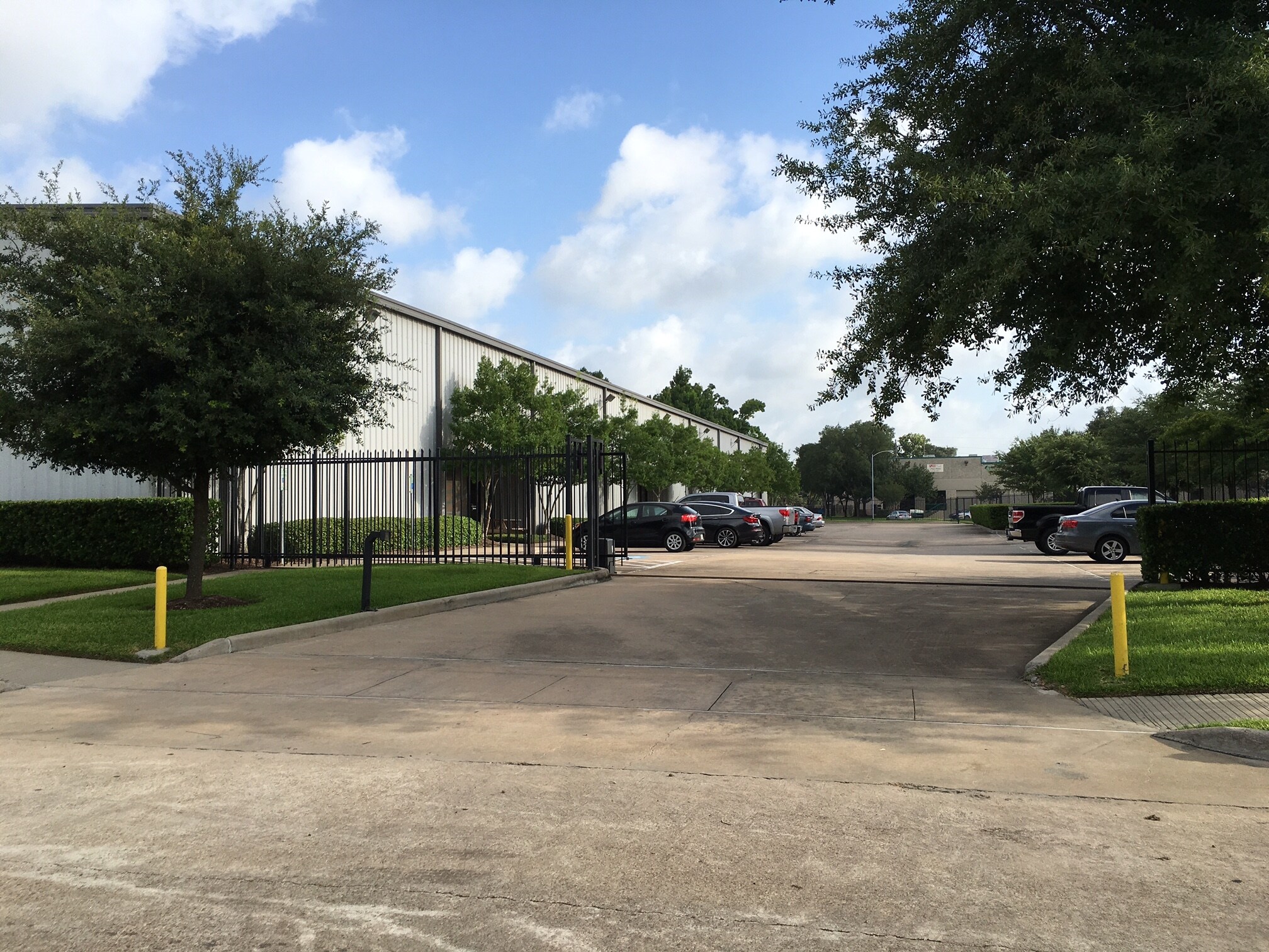 5611 Guhn Rd, Houston, TX à louer Photo de l’immeuble– Image 1 sur 16