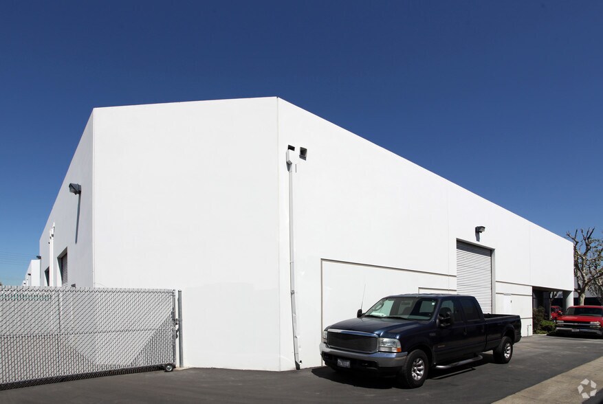 770 E Debra Ln, Anaheim, CA à louer - Photo de l’immeuble – Image 2 sur 3