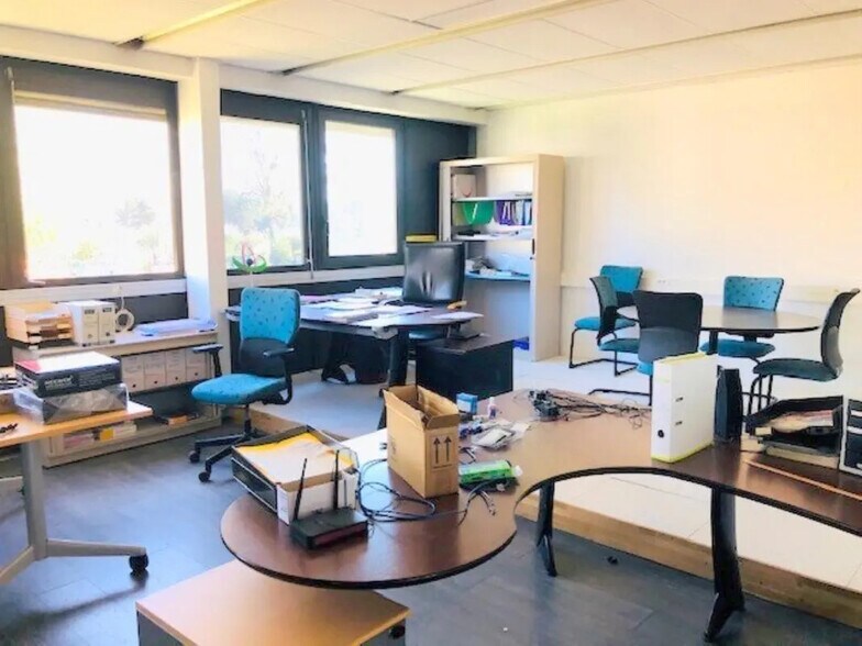 Local d'activités dans Plaisir à vendre - Photo de l’immeuble – Image 2 sur 5