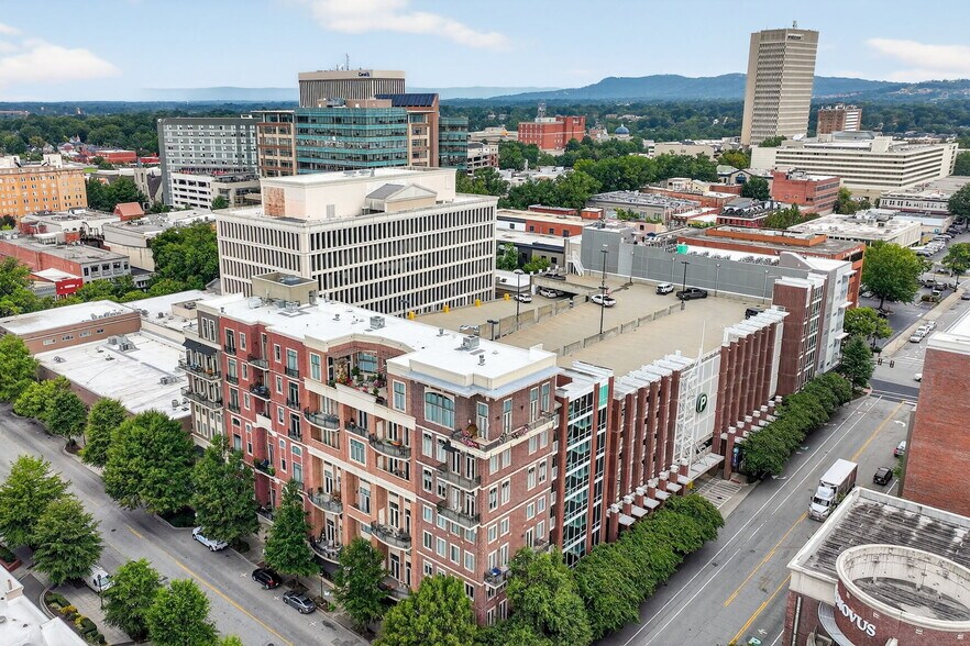 121-131 E McBee Ave, Greenville, SC à louer - Photo de l’immeuble – Image 3 sur 5