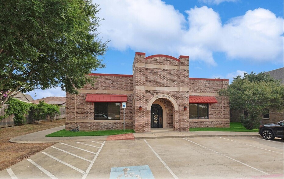 820 Central Dr, Colleyville, TX à vendre - Photo de l’immeuble – Image 2 sur 74