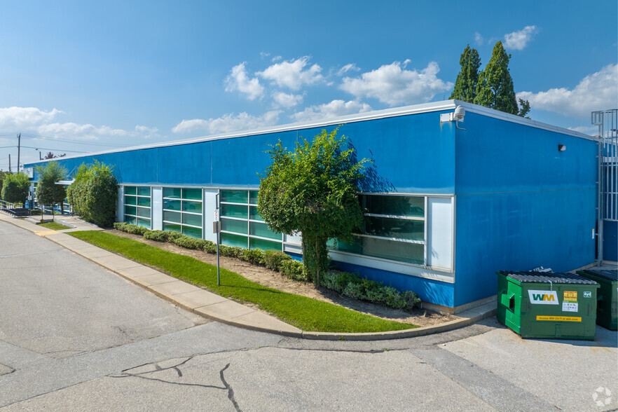 251 Attwell Dr, Toronto, ON à vendre - Photo de l’immeuble – Image 2 sur 3