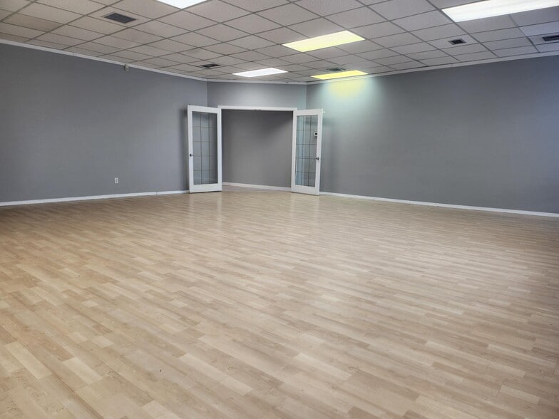 11203-11209 Jasper Ave NW, Edmonton, AB à louer - Photo intérieure – Image 2 sur 3