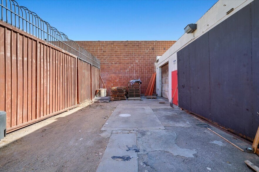 18141 Napa St, Northridge, CA à vendre - Photo de l’immeuble – Image 2 sur 4