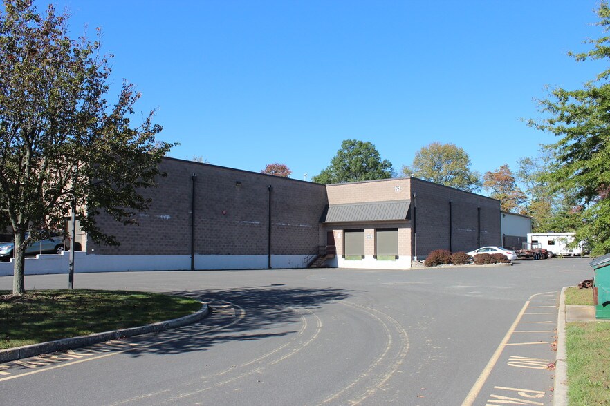 26 Haypress Rd, Cranbury, NJ à louer - Photo de l’immeuble – Image 3 sur 5