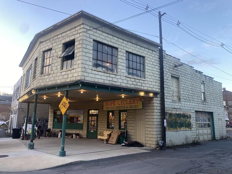329 Matthews St, Johnstown, PA à vendre - Photo de l’immeuble – Image 2 sur 17