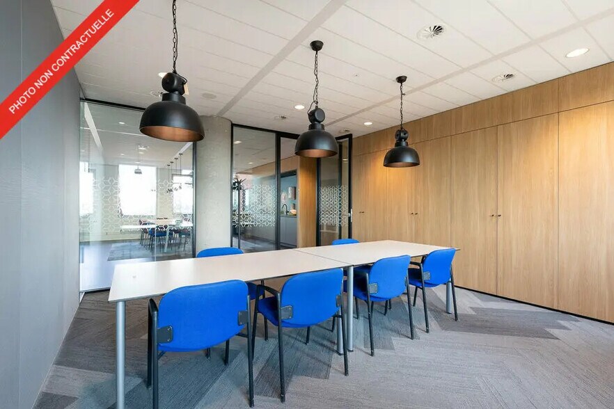 Bureau dans à louer - Photo de l’immeuble – Image 1 sur 4