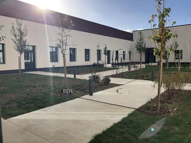 Bureau dans Vénissieux à louer - Photo de l’immeuble – Image 2 sur 9