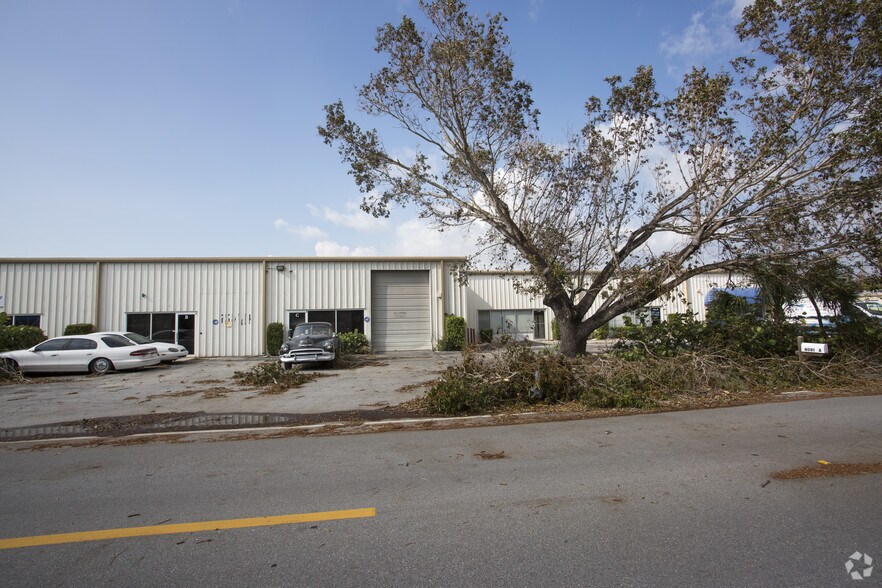 4073-4081 Mercantile Ave, Naples, FL à louer - Photo de l’immeuble – Image 2 sur 4