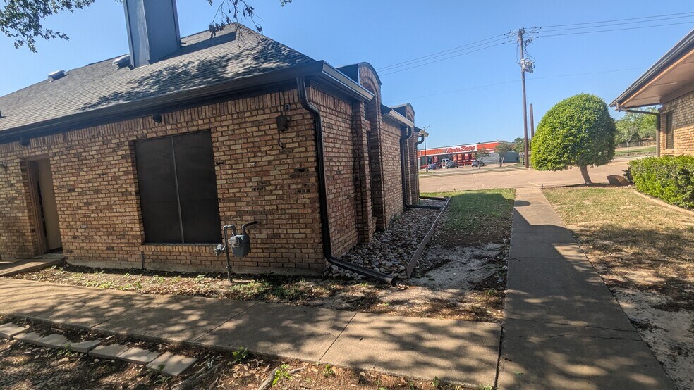 304 Harwood Rd, Bedford, TX à louer - Photo de l’immeuble – Image 3 sur 20