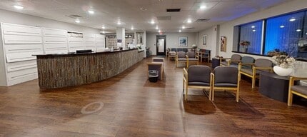 10625 W North Ave, Milwaukee, WI à louer Numérisation 3D Matterport– Image 1 sur 8