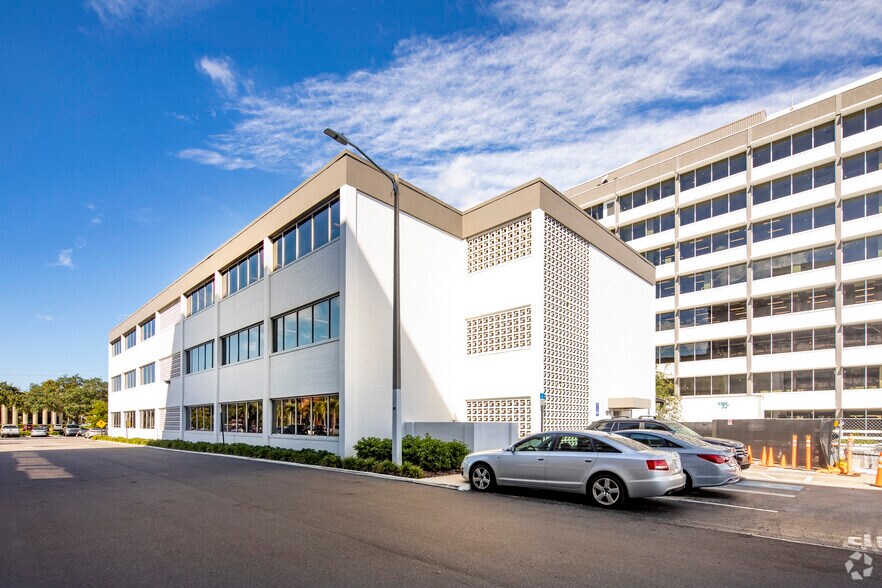 1311 N Westshore Blvd, Tampa, FL à louer - Photo de l’immeuble – Image 3 sur 11