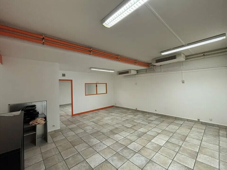 Local commercial dans Les Angles à louer - Photo de l’immeuble – Image 3 sur 5