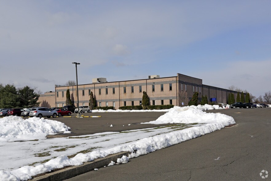 100 Louise Dr, Ivyland, PA à louer - Photo principale – Image 1 sur 7