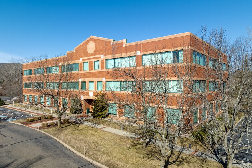 700 W Johnson Ave, Cheshire, CT à louer - Photo de l’immeuble – Image 1 sur 9