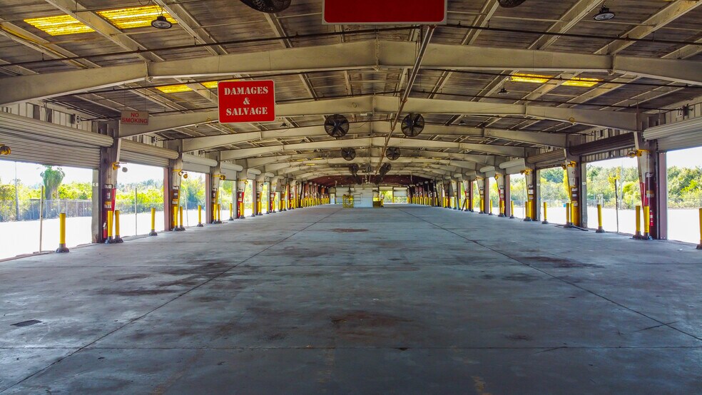 9801 Palm River Rd, Tampa, FL à louer - Photo de l’immeuble – Image 3 sur 18