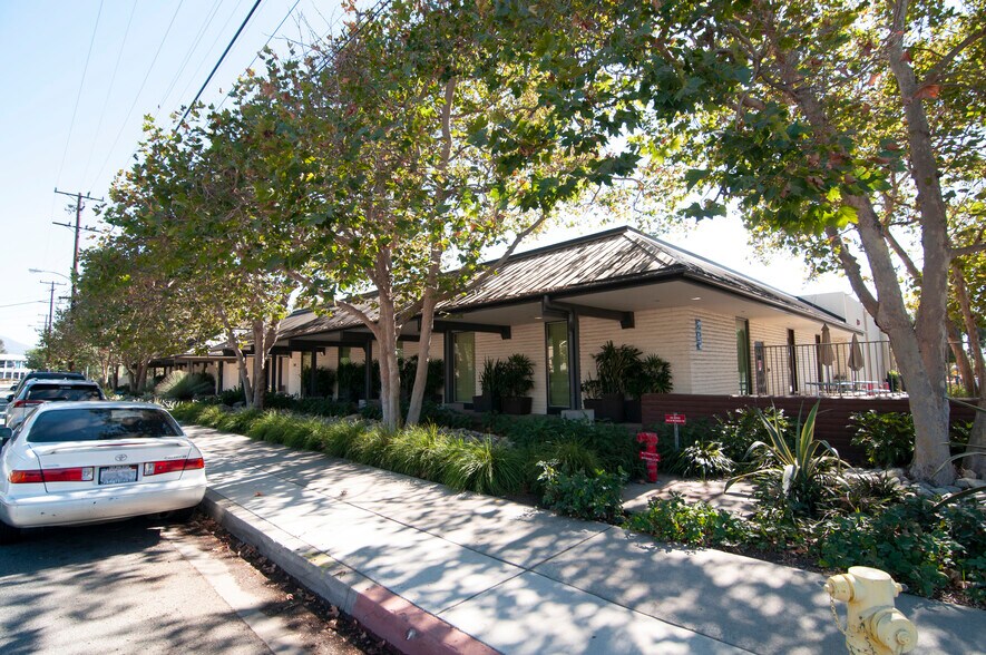 540 W Woodbury Rd, Altadena, CA à louer - Photo de l’immeuble – Image 1 sur 15