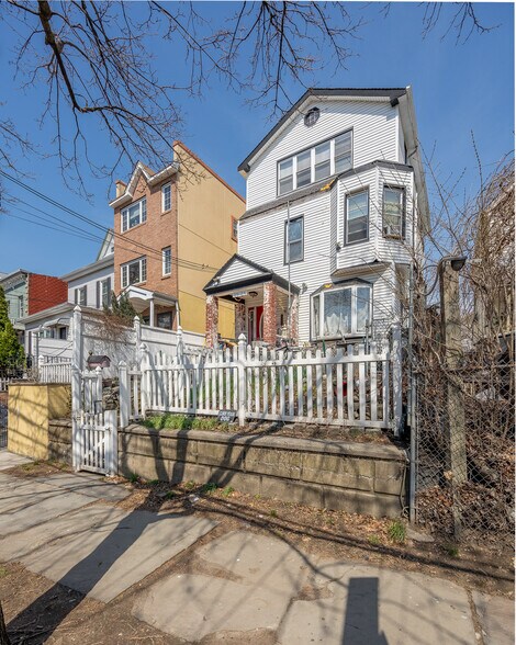 1129 30th Rd, Astoria, NY à vendre - Photo de l’immeuble – Image 2 sur 10