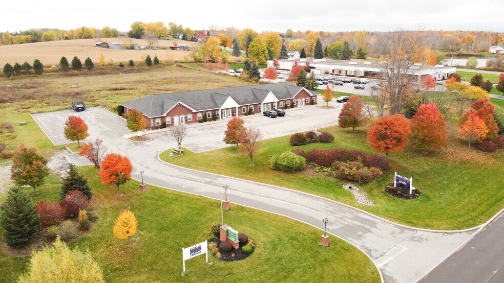 250 Lucius Gordon Dr, West Henrietta, NY à louer - Photo de l’immeuble – Image 1 sur 19