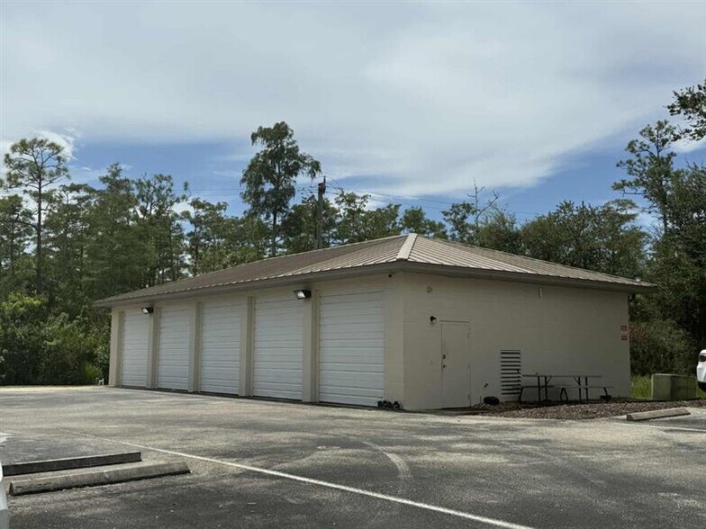 10511 Six Mile Cypress Hwy, Fort Myers, FL à louer - Photo de l’immeuble – Image 3 sur 4