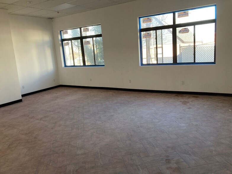 13009 Springfield Blvd, Springfield Gardens, NY à vendre - Photo de l’immeuble – Image 3 sur 9