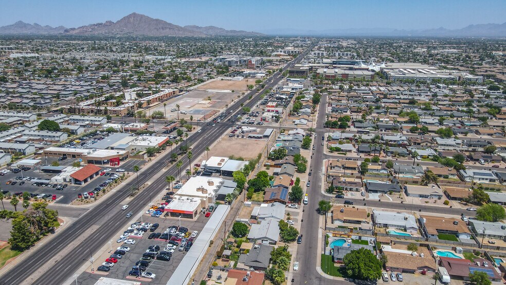 1925 E Bell Rd, Phoenix, AZ à louer - Photo principale – Image 1 sur 3