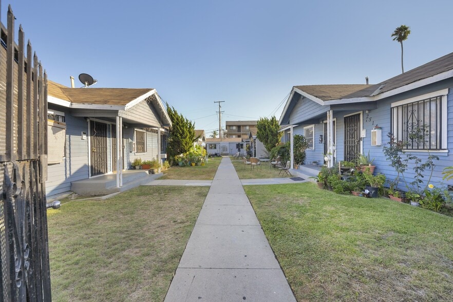 2516 E Anaheim St, Long Beach, CA à vendre - Photo de l’immeuble – Image 1 sur 8
