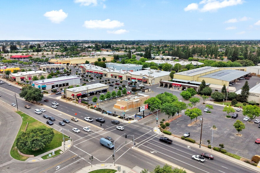 4270 W Shaw Ave, Fresno, CA à louer - Photo de l’immeuble – Image 2 sur 3
